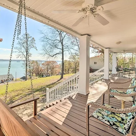 Country-Chic Home With Fire Pit, Steps To Lake!